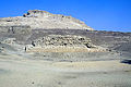 Stufenpyramide, 4. Dynastie, im Hintergrund der el-Kōm el-aḥmar