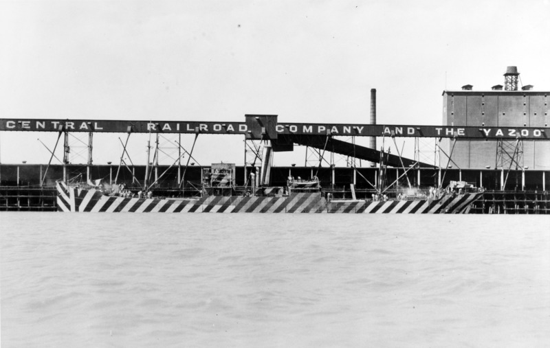 File:"Dazzle" camouflaged freighter - 19-N-14786.tiff