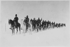 Los soldados de Casey volviendo de Wounded Knee.