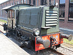 Locomotor 311 in originele groene kleurstelling met ouderwetse lantaarns.