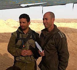 יאיר אור (מימין) כמפקד חטיבת קרייתי