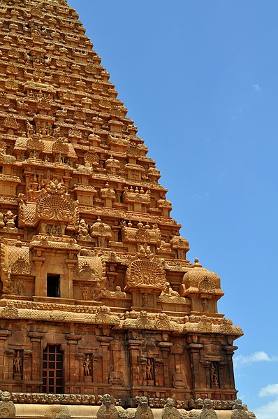 File:1-Brihadeeswara Temple- gopuram detail -Thanjavur-Tamilnadu 04.jpg