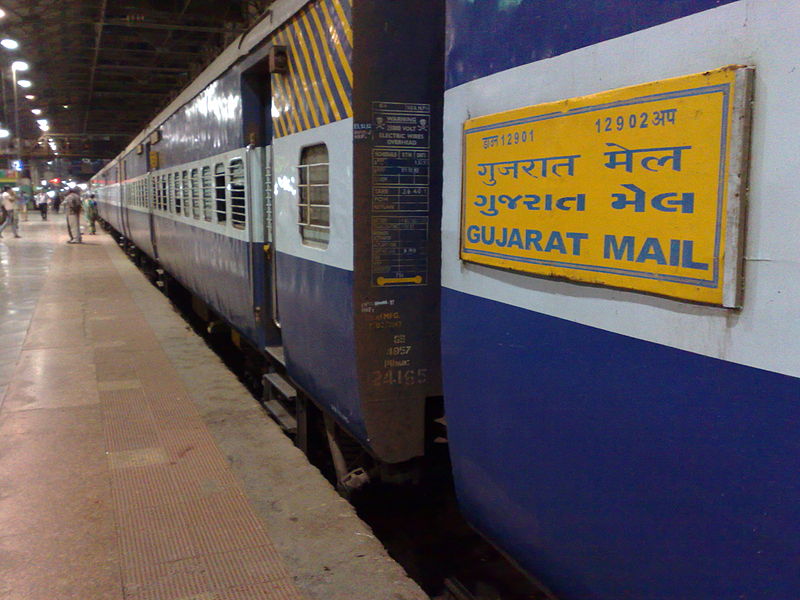 File:12901 Gujarat Mail at Mumbai Central.jpg