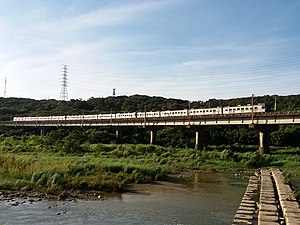 鳳山渓を渡るEMU500型電車（2015年6月）