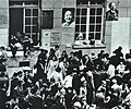 1968-07 1968年 巴黎遊行中的巴黎大學學生貼出毛澤東畫像