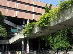 2008-08 Fußgängerbrücke über den Platz der Universität zum ehemaligen Bau der Freiburger Universitätsbibliothek 6