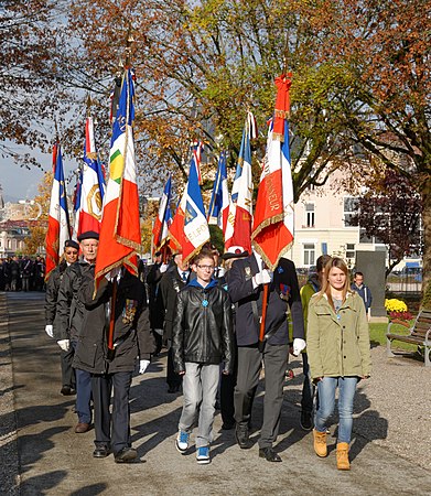 Arrivée des porte-drapeaux.