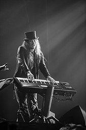 Image en noir et blanc d'un homme jouant du clavier