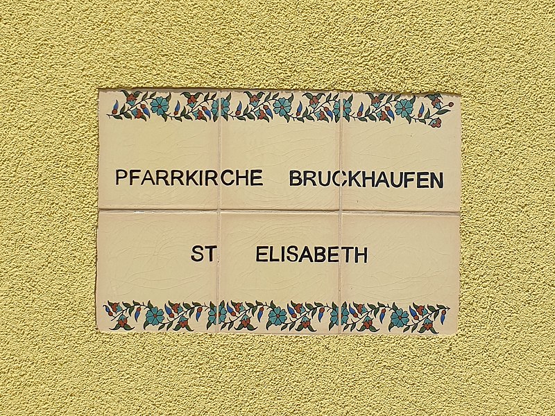 File:20210620 Bruckhaufen Pfarrkirche Fassade Inschrift.jpg