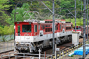 井川線の下り列車の機関車側（麓側）に連結されるED90形アプト式電気機関車。