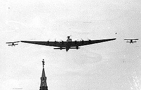 2機のI-5と共にモスクワ上空を示威飛行するANT-20。