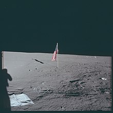 Apollo 12 flag with faulty latch mechanism AS12-47-6983 (21668759581).jpg