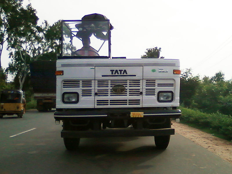 File:A Tata truck spotted at Anandapuram on NH5.jpg