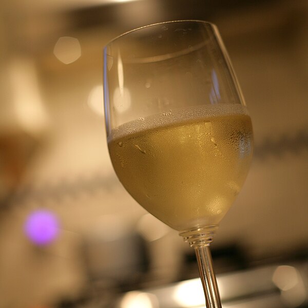 File:A glass of Chablis.jpg