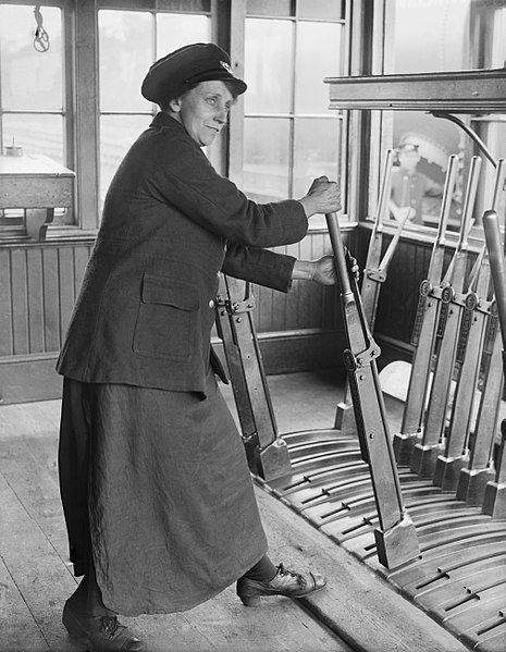 File:A woman railway worker operating the signals in a siding on the Great Central Railway in Birmingham during 1918. Q28148.jpg