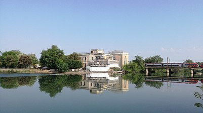 La villa Laurens en travaux (2018), vue depuis la rive gauche de l'Hérault.