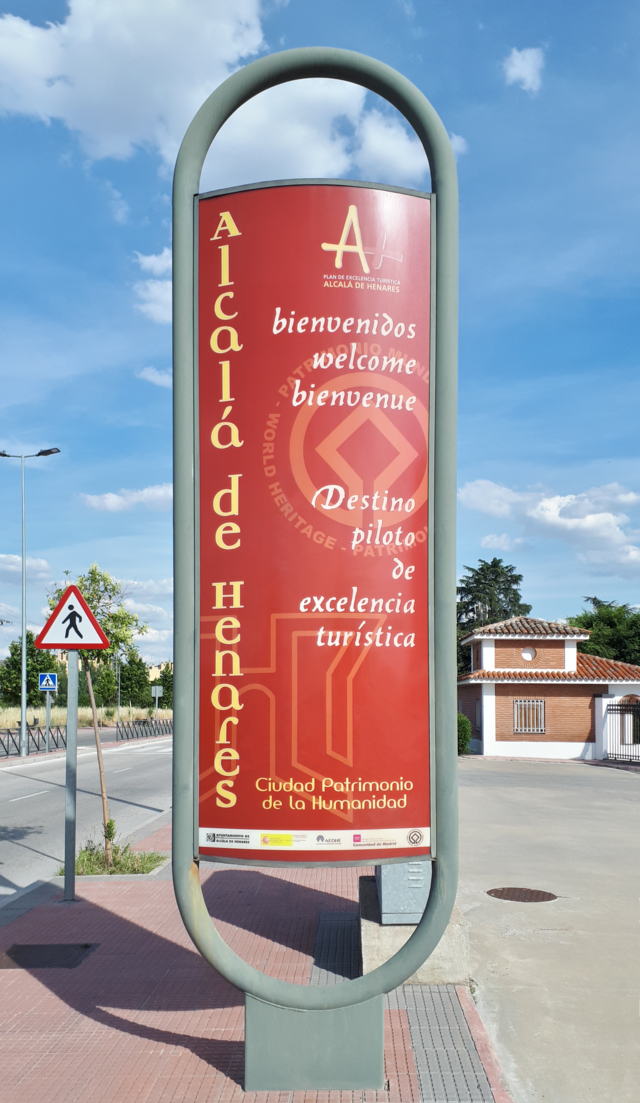 Cartel de bienvenida a Alcalá de Henares (Comunidad de Madrid - España).