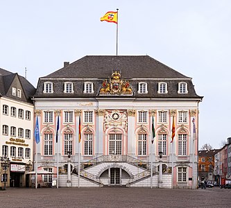 Bonn eski belediye binası (Altes Rathaus). Temeli 1737 yılında atılan bina 1738 yılından 1978 yılına kadar belediye binası olarak hizmet vermiştir. Theodor Heuss'un ilk başkanlık konuşması, De Gaulle, Kennedy ve Gorbaçov'un Bonn sakinlerine seslenişleri belediye binasının merdivenlerinde gerçekleşmiştir. (Üreten:Der Wolf im Wald)