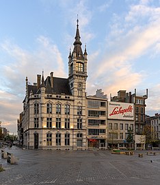 Former Post Office and to its right, a building built by Marcel Leborgne in 1953.