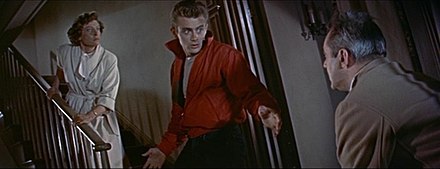 Gioventù bruciata (1955) fu distribuito nei cinema meno di un mese dopo che l'attore protagonista, James Dean, era morto in un incidente automobilistico.[15]