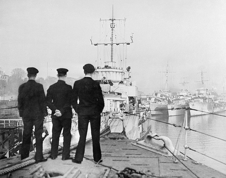 File:Anti-submarine Warfare during the Second World War - Return From a Patrol To Londonderry, 7 November 1943 A20155.jpg