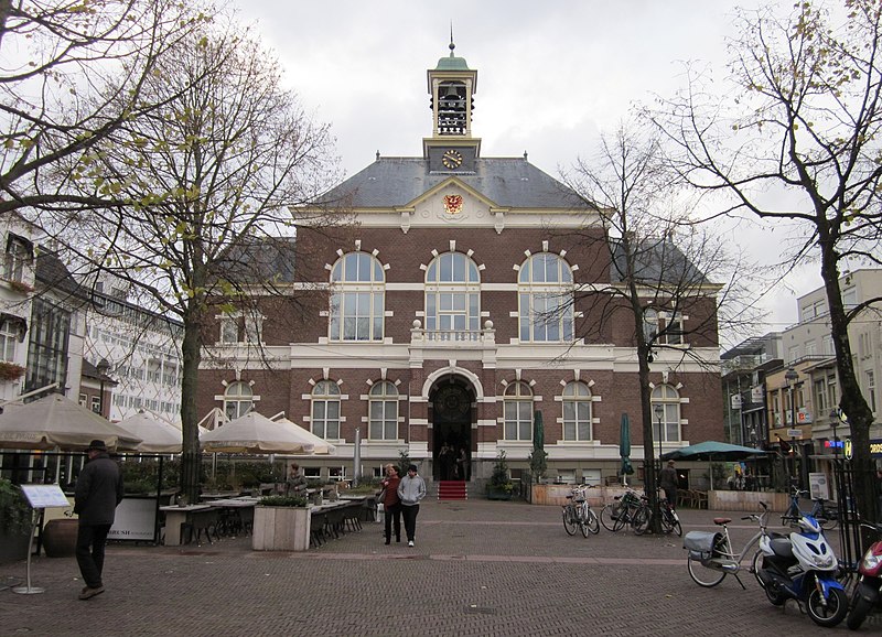 File:Apeldoorn Raadhuis.JPG