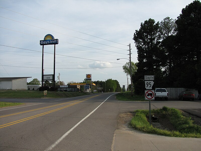 File:Arkansas Highway 95 southbound, Morrilton Arkansas.jpg