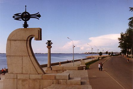 Архангельск набережная северной. Архангельск набережная Северной Двины. Памятники на набережной Северной Двины в Архангельске. Достопримечательности Архангельска на набережной Северной Двины. Мыс Пур-Наволок Архангельск.