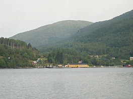 Fjord dengan bukit-bukit di luar