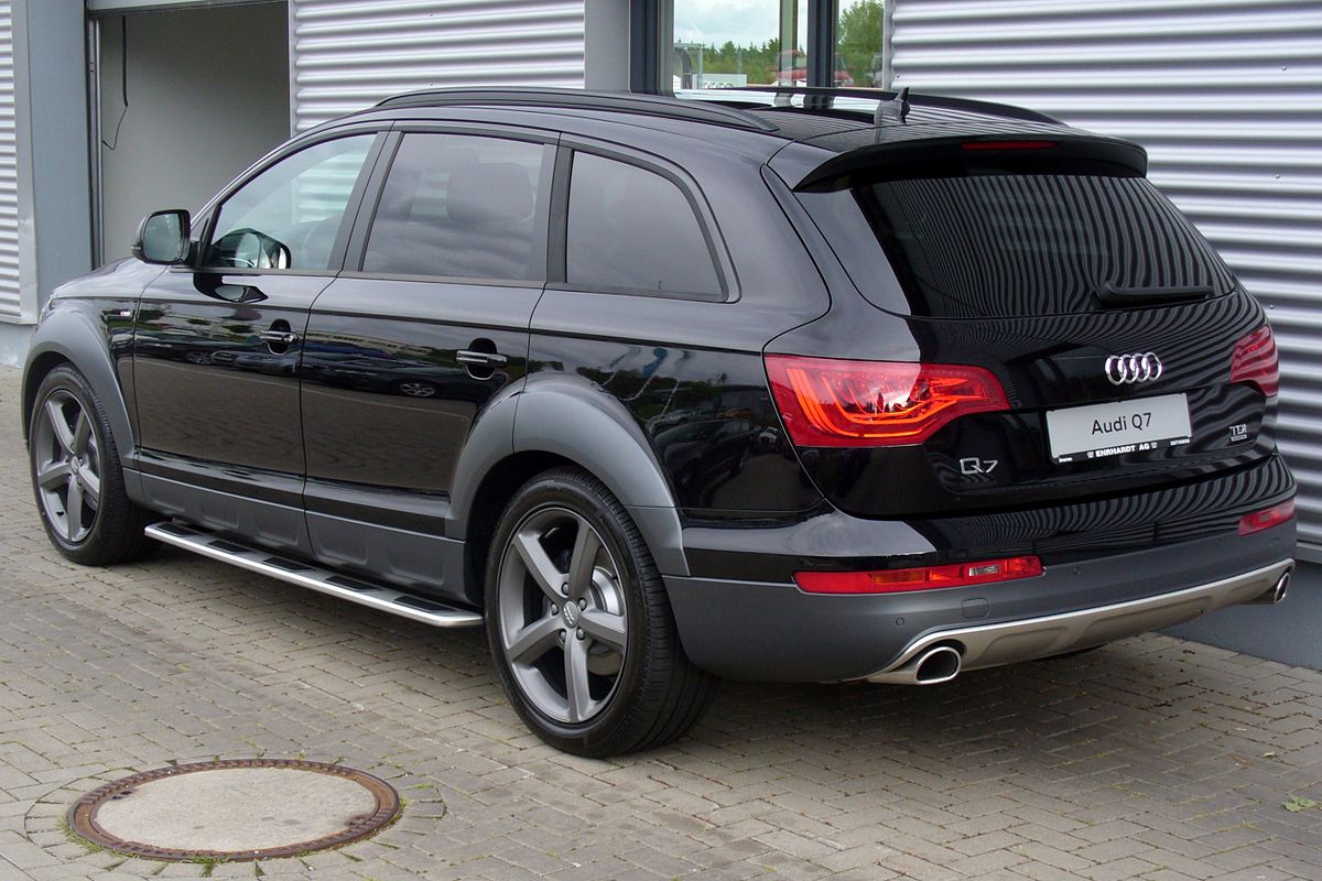 https://upload.wikimedia.org/wikipedia/commons/thumb/3/39/Audi_Q7_offroad_style_S_line_3.0_TDI_quattro_tiptronic_Phantomschwarz_Heck.JPG/1200px-Audi_Q7_offroad_style_S_line_3.0_TDI_quattro_tiptronic_Phantomschwarz_Heck.JPG