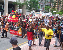 Gruppi aborigeni che protestano a Brisbane, in Australia.