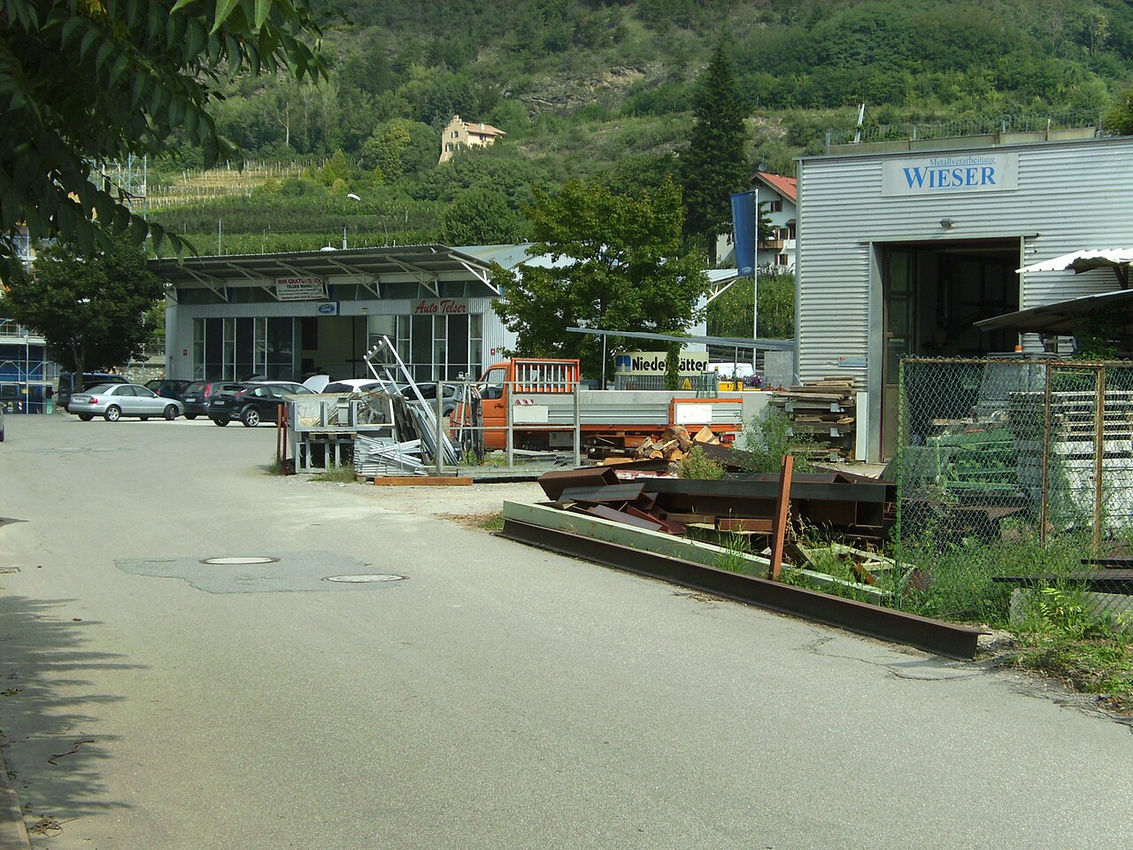 File:Wittinger Straße, Celle, Ausfahrt-Spiegel mit und ohne parkende  Autos.jpg - Wikimedia Commons