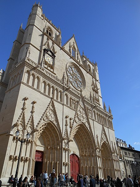 File:Avant de la Cathédrale Saint Jean.JPG