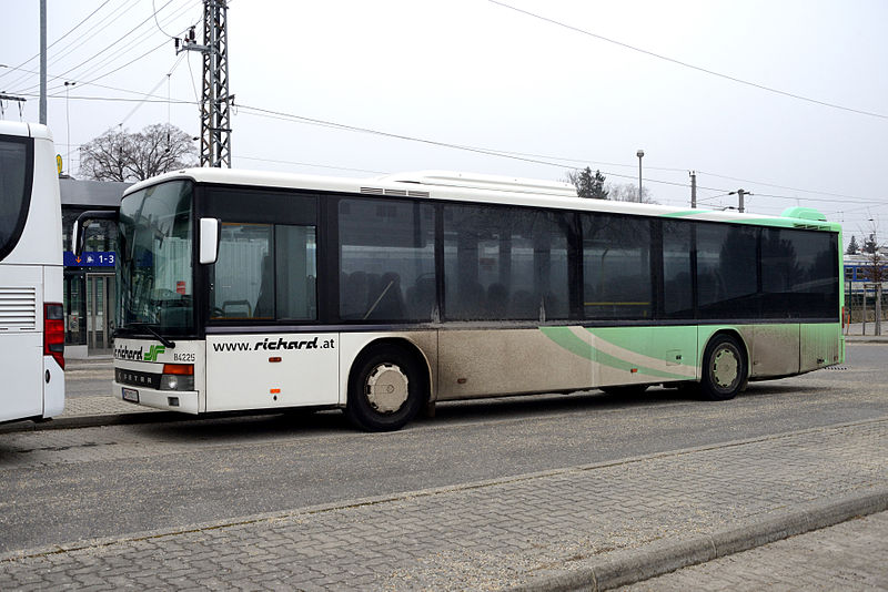 File:B4225 Wolkersdorf Bahnhof P+R.JPG