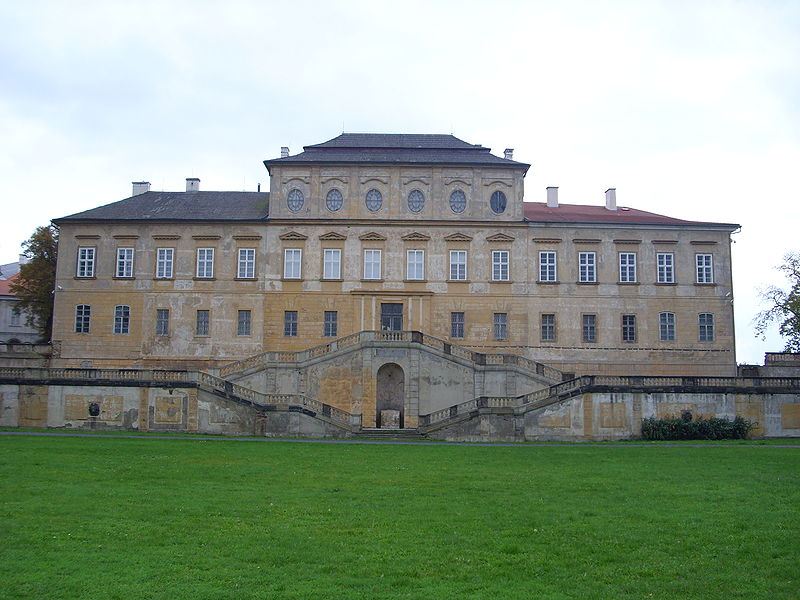 Файл:Back side of Duchcov Castle.JPG