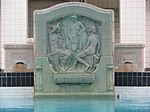 Aachen, Elisabethhalle - kleine Schwimmhalle, Brunnen von Fritz Klimsch mit dem Relief Badende Frauen, gefertigt in der Königlichen Porzellan-Manufaktur Berlin