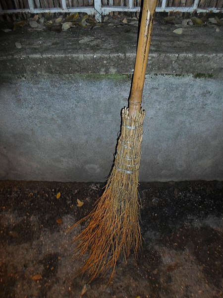 File:Balais en bambou - DIY - bamboo brooms - Alain Van den Hende - licence CC40 - SAM 3896.jpg