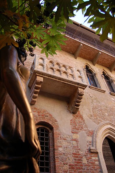 File:Balcone della casa di Giulietta.jpg