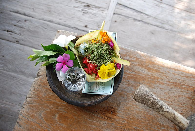 File:Bali Indonesia Hindu Puja Offerings.jpg