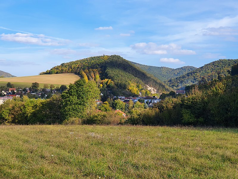 File:Baranec nad Brezovou pod Bradlom.jpg