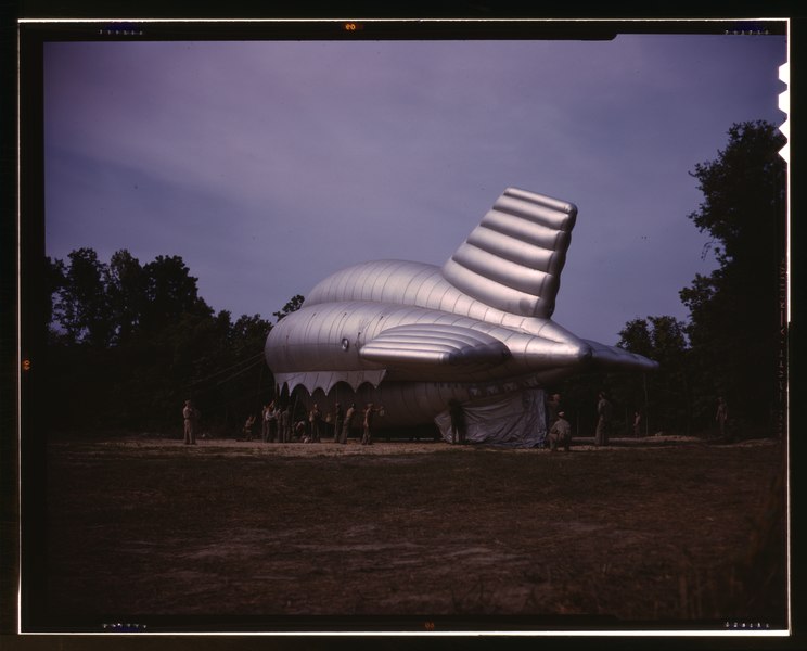 File:Barrage balloon, Parris Island, S.C. LCCN2017878621.tif