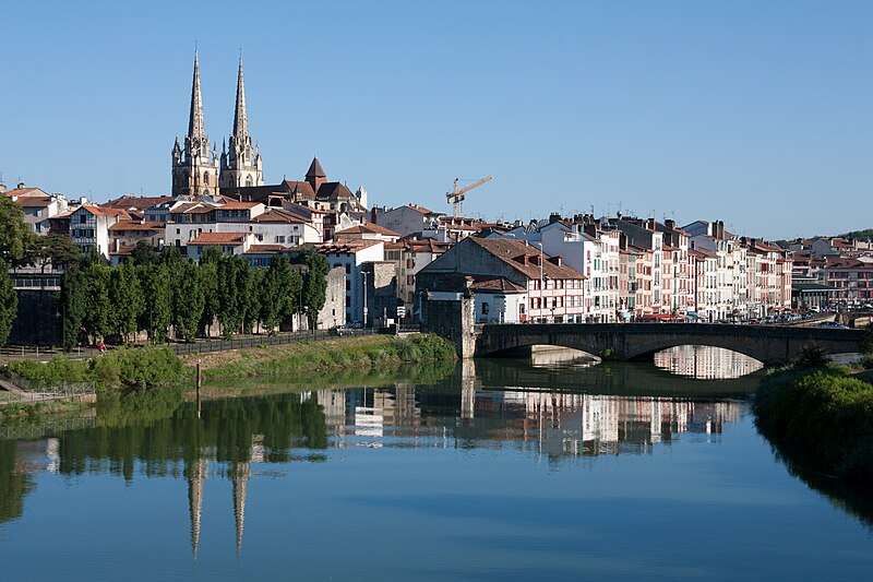 File:Bayonne-Centre historique-20130811.jpg