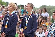 Deutsch: Beachvolleyball bei den Olympischen Jugendspielen 2018; Tag 11, 17. Oktober 2018; Jungen, Medaillenzeremonie - Gold: Schweden (David Åhman & Jonatan Hellvig), Silber: Niederlande (Matthew Immers & Yorick de Groot), Bronze: Argentinien (Bautista Amieva & Mauro Zelayeta) English: Beach volleyball at the 2018 Summer Youth Olympics at 17 October 2018 – Boys Victory ceremony - Gold: Sweden (David Åhman & Jonatan Hellvig), Silver: Netherlands (Matthew Immers & Yorick de Groot), Bronze: Argentina (Bautista Amieva & Mauro Zelayeta)