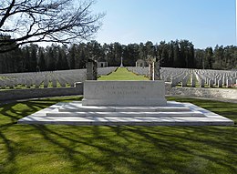 Autel du cimetière de guerre de Becklingen.JPG