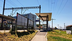 Peron stasiun dengan kanopi