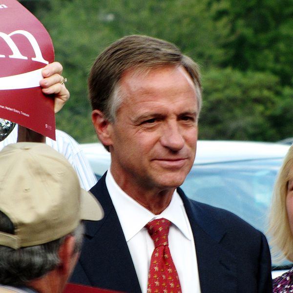 Haslam addressing supporters before the Highlands Town Hall Debate during the 2010 campaign