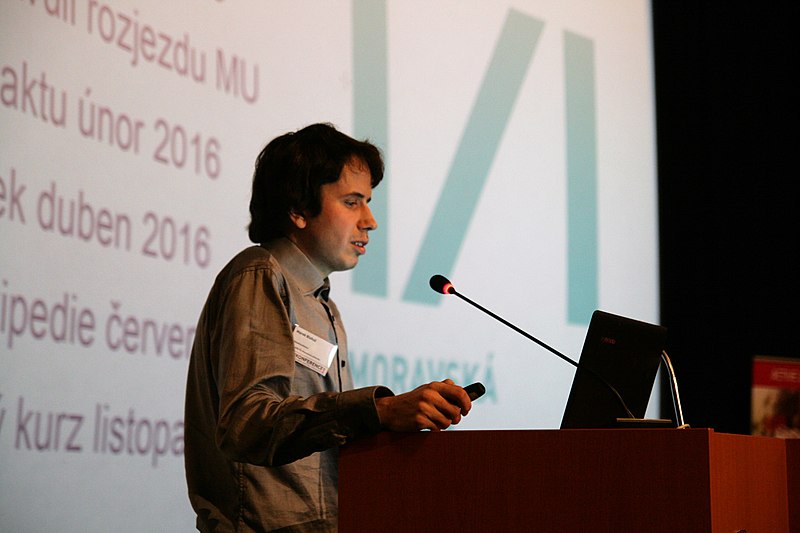 Soubor:Brno, Wikikonference 2016, Marek Blahuš - Představení vybraných aktivit spolupráce Wikipedie s institucemi (5692).jpg