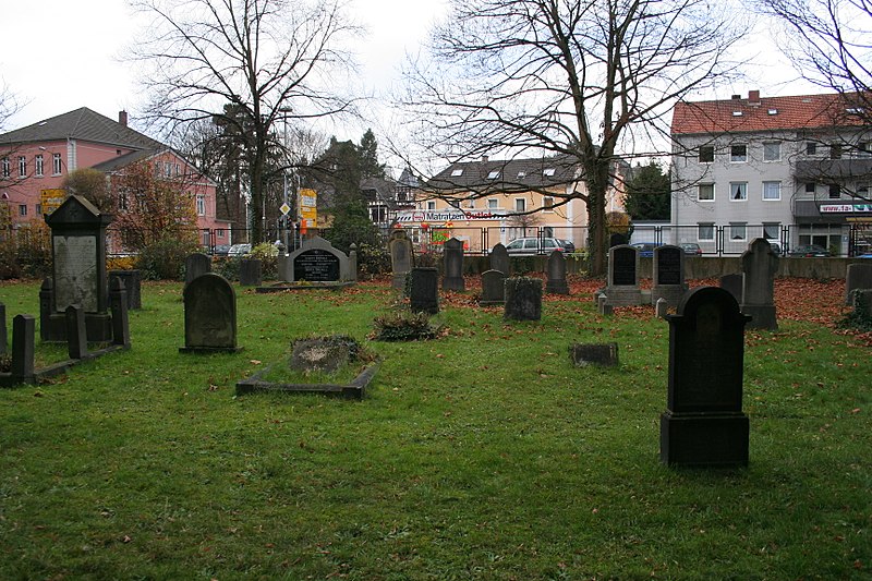 File:Bruehl Judenfriedhof Graeber.jpg