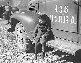 Четырёхлетний Юзеф Шляйфштайн в Бухенвальде вскоре после освобождения лагеря американцами