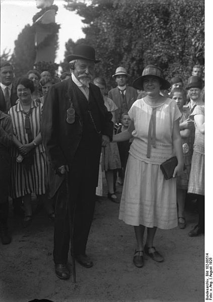 File:Bundesarchiv Bild 102-08514, Gustav Lilienthal mit Schwiegertochter.jpg